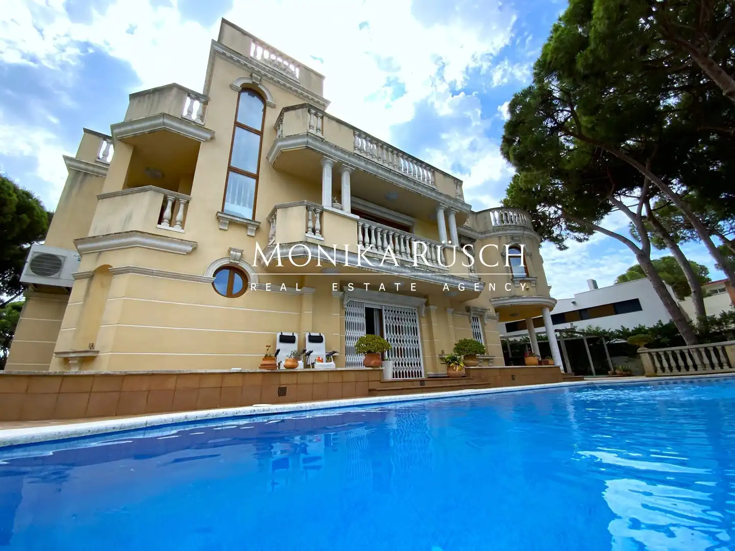 Vista exterior de Casa o xalet en venda en Castelldefels amb Aire condicionat, Calefacció i Jardí privat