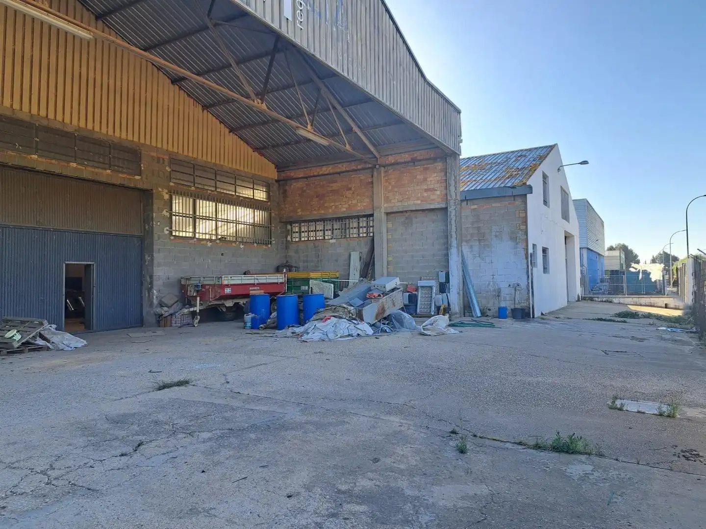 Vista exterior de Nave industrial en venta en Requena