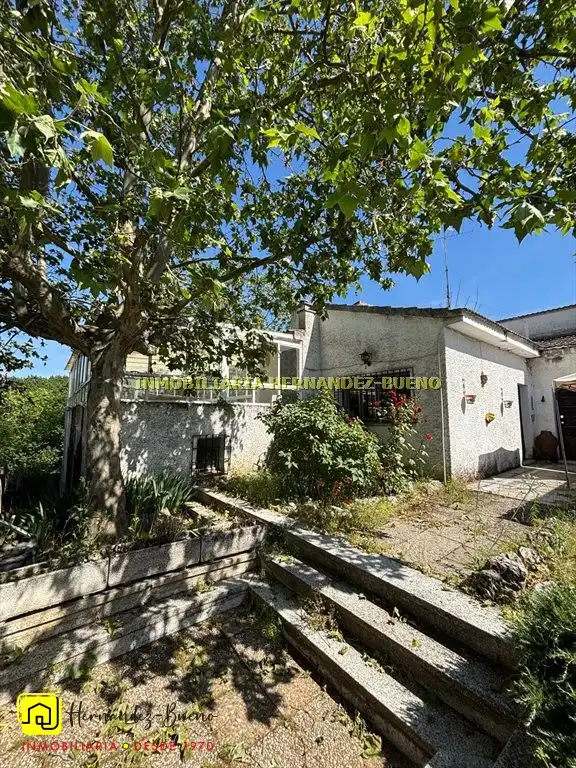 Vista exterior de Casa o xalet en venda en Alba de Tormes amb Jardí privat i Piscina