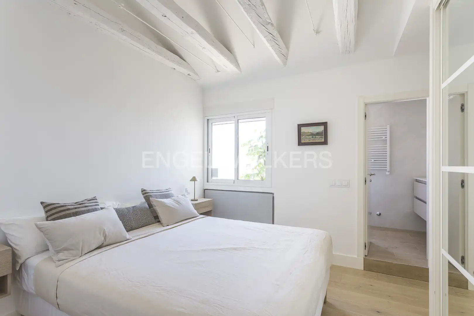 Schlafzimmer von Dachboden zur Miete in Madrid mit Klimaanlage, Heizung und Terrasse