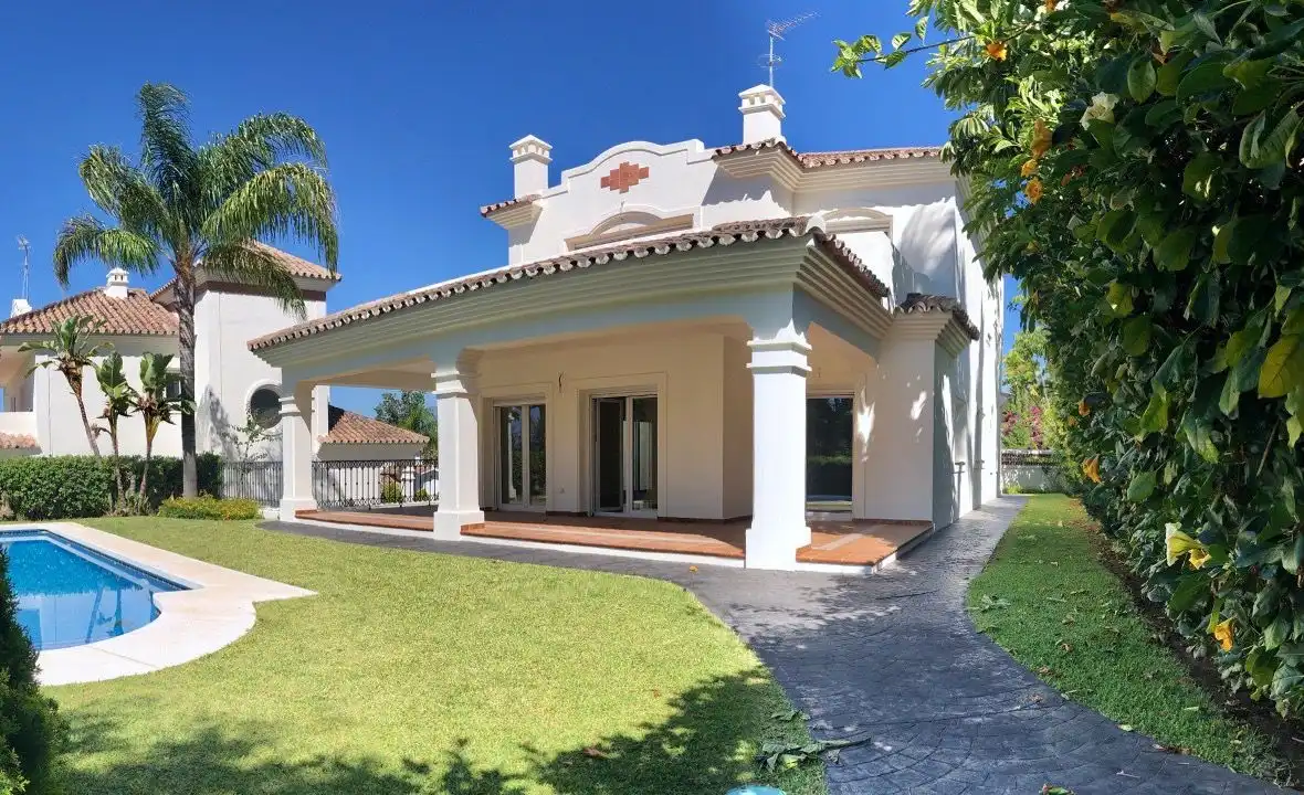 Vista exterior de Casa o xalet en venda en Marbella amb Aire condicionat, Calefacció i Jardí privat