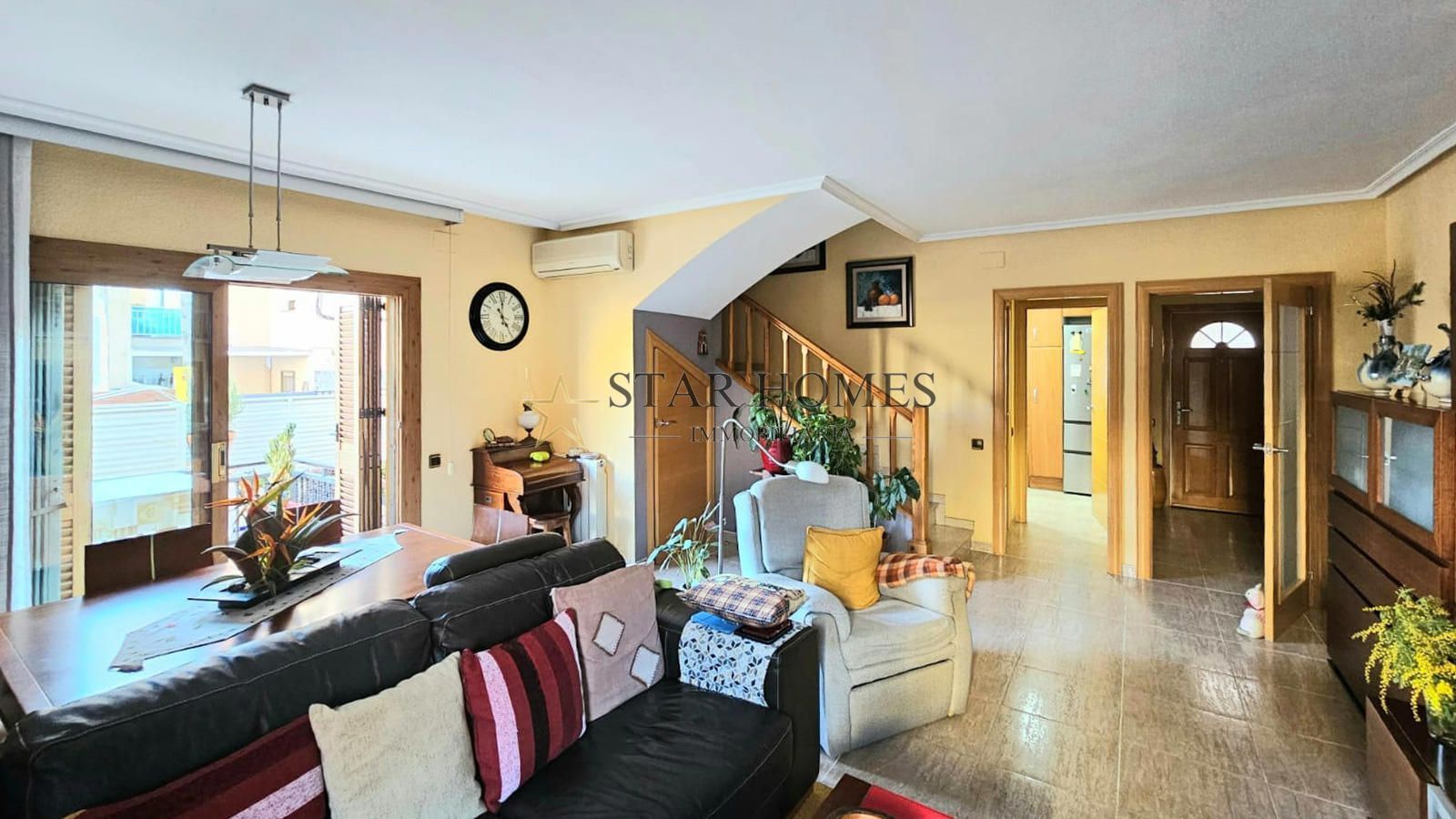 Sala d'estar de Casa adosada en venda en Santa Coloma de Gramenet amb Aire condicionat, Calefacció i Terrassa