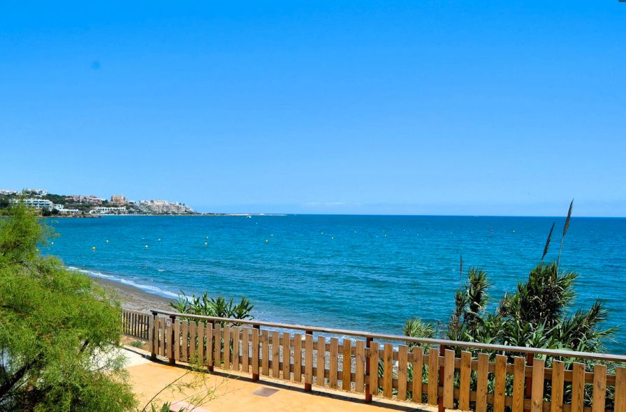 Vista exterior de Casa adosada en venta en Estepona con Aire acondicionado, Terraza y Trastero
