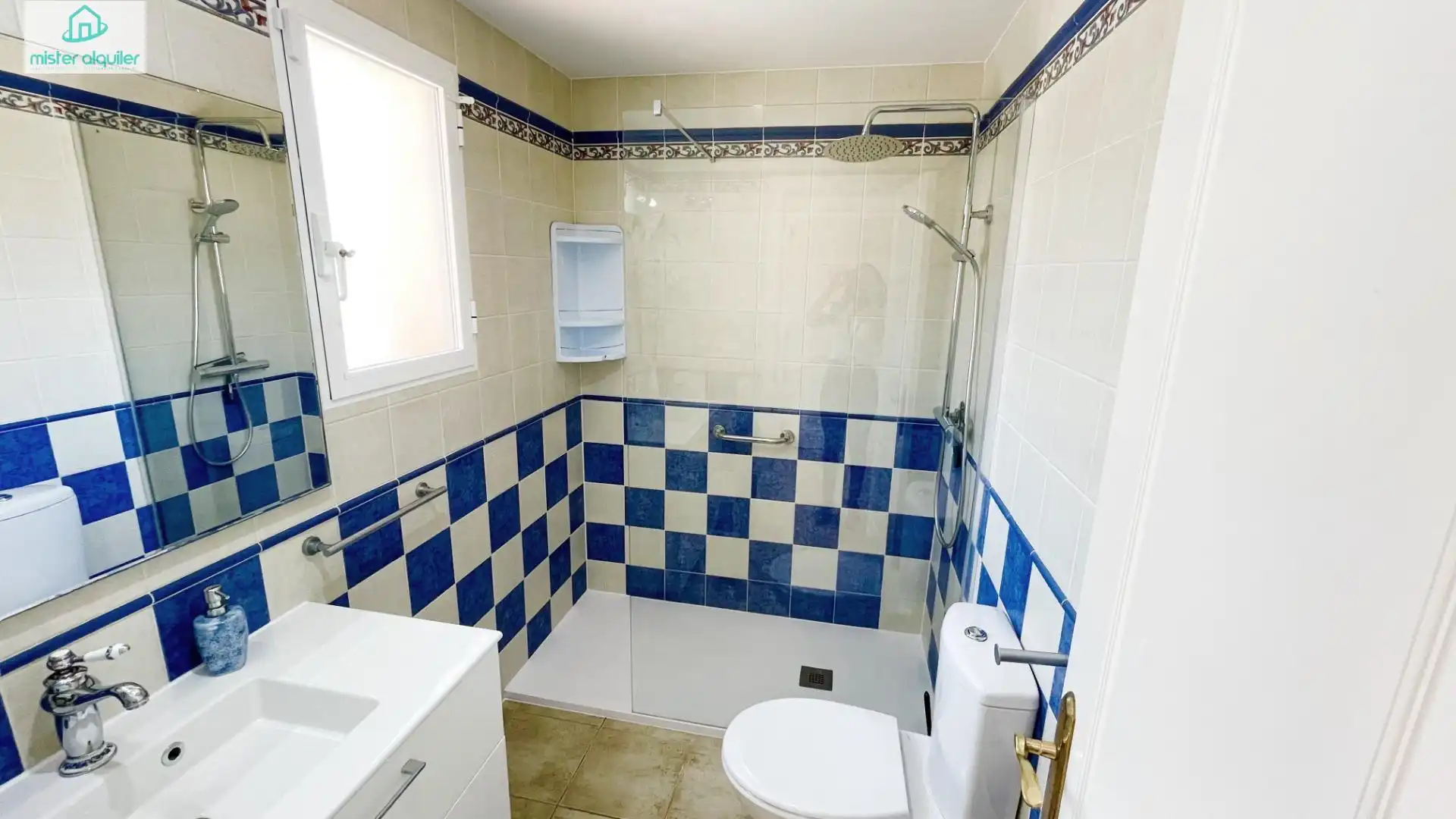 Bany de Casa o xalet de lloguer en El Campello amb Aire condicionat, Calefacció i Jardí privat