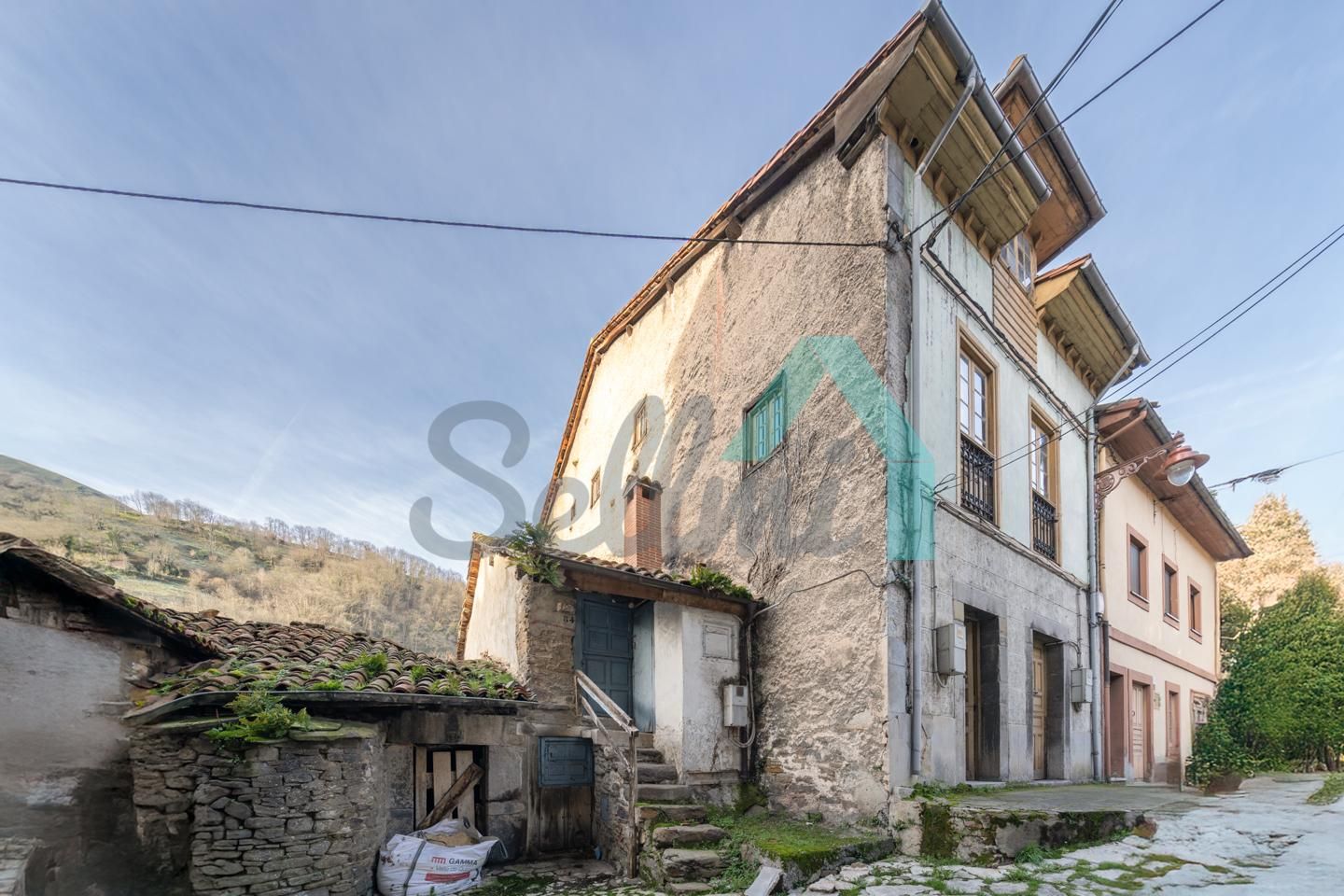 Vista exterior de Casa adosada en venda en Quirós amb Parquet i Traster