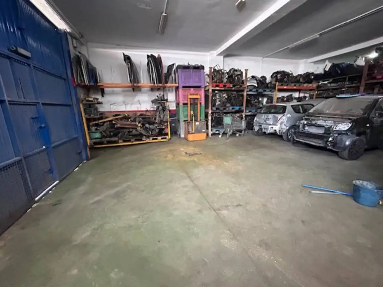Parkplatz von Fabrikhallen zum Verkauf in Roquetas de Mar
