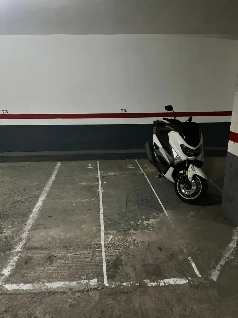 Moto avec ascenseur à louer à Nou Eixample Sud