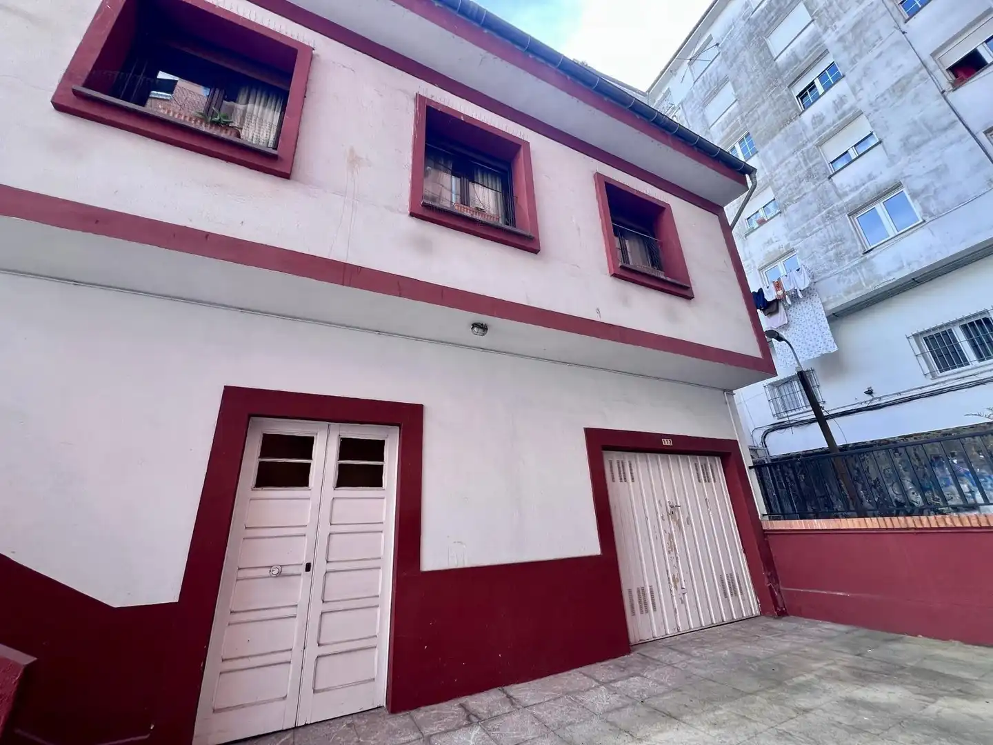 Vista exterior de Casa o xalet en venda en Oviedo  amb Calefacció i Traster