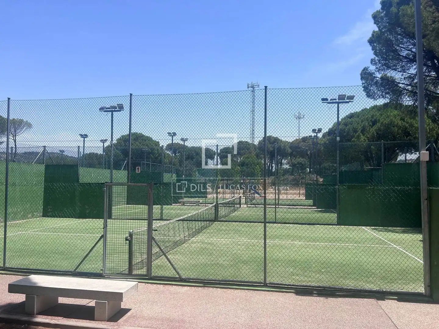Aparcament de Casa o xalet en venda en San Martín de Valdeiglesias amb Aire condicionat, Jardí privat i Terrassa