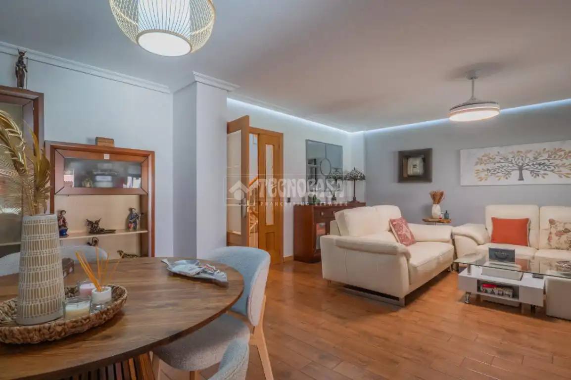 Sala d'estar de Casa adosada en venda en Arroyomolinos (Madrid) amb Aire condicionat, Calefacció i Jardí privat