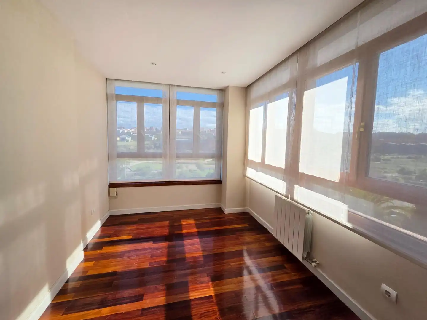 Schlafzimmer von Dachboden zur Miete in Santander mit Heizung, Privatgarten und Parkett