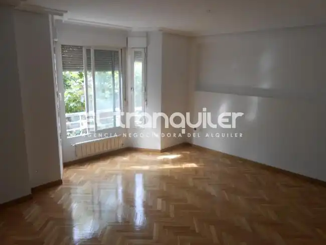 Maisonette zur Miete in Avenida Orense, Los Arroyos