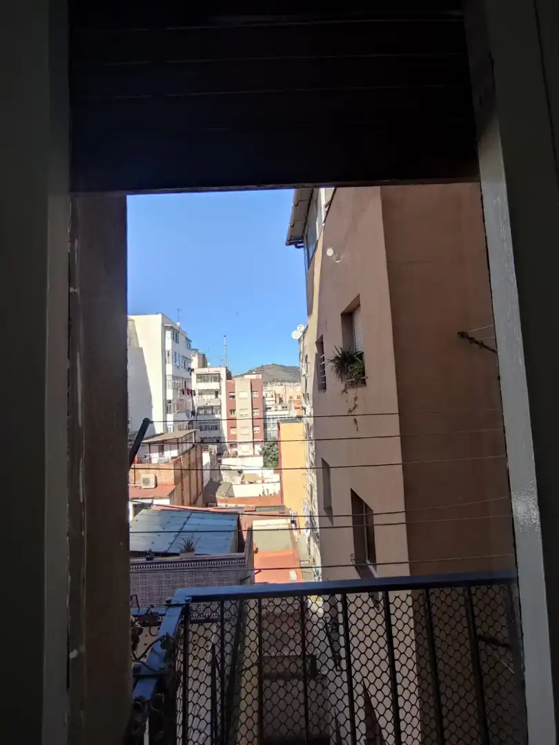 Vista exterior de Piso en venta en L'Hospitalet de Llobregat con Balcón