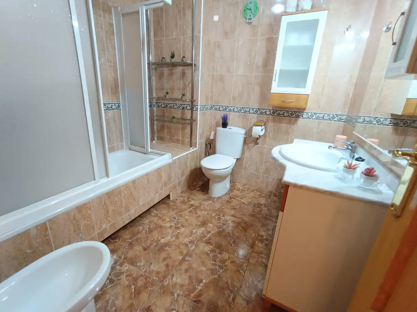 Badezimmer von Einfamilien-Reihenhaus zum Verkauf in Ulea mit Klimaanlage, Heizung und Terrasse