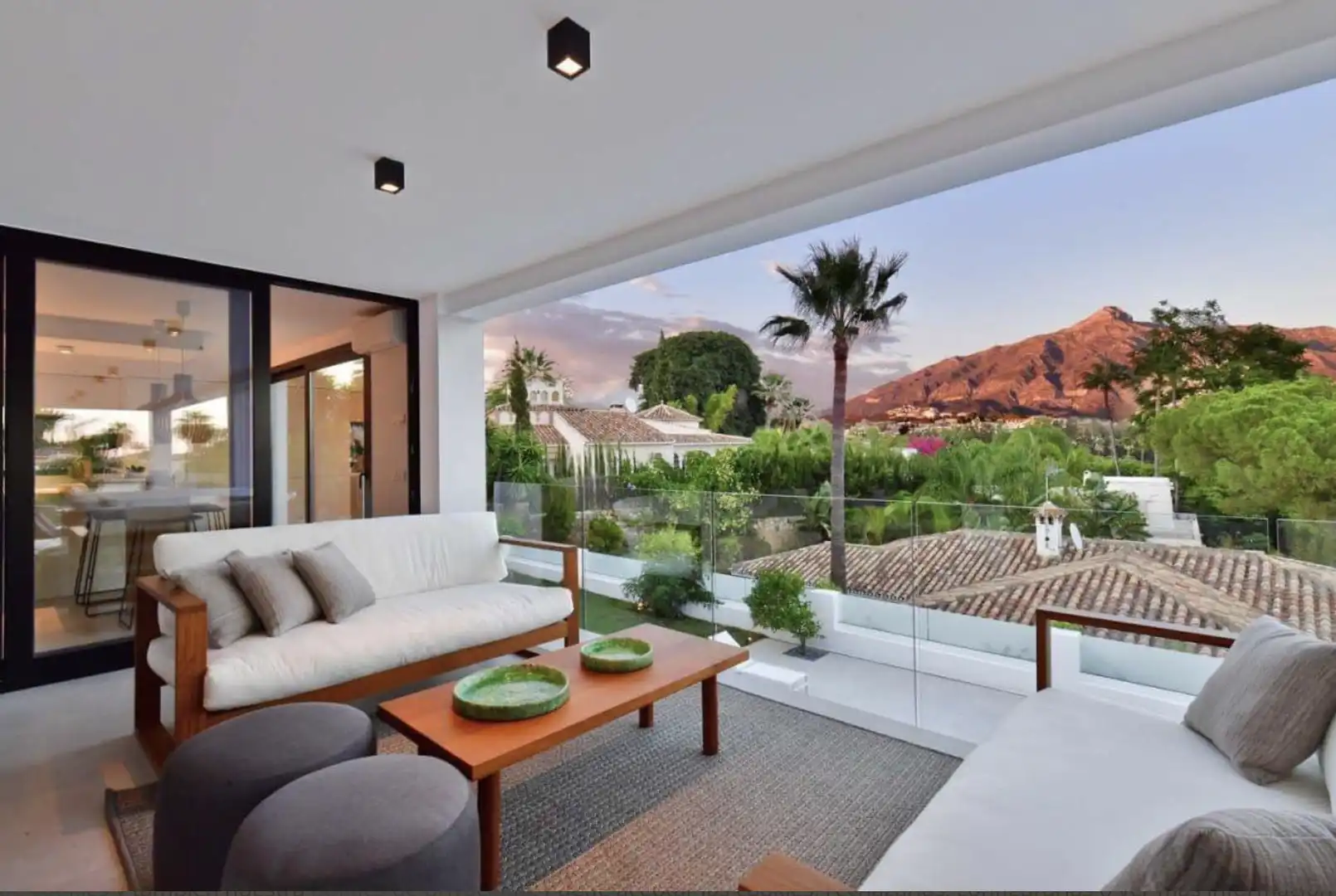Terrassa de Casa o xalet de lloguer en Marbella amb Aire condicionat, Jardí privat i Piscina