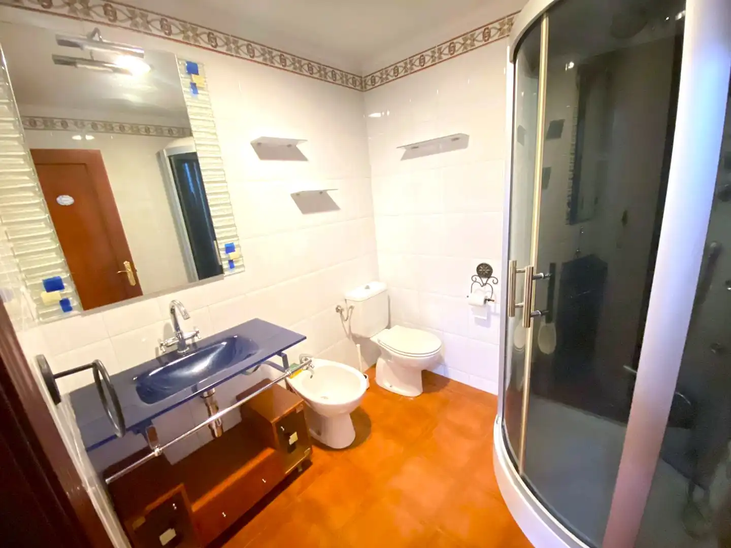 Badezimmer von Einfamilien-Reihenhaus zum Verkauf in Castro-Urdiales mit Heizung, Privatgarten und Parkett