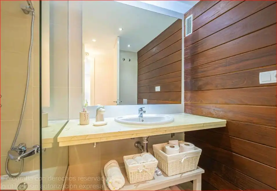 Badezimmer von Wohnung zum Verkauf in Manilva mit Klimaanlage, Heizung und Privatgarten