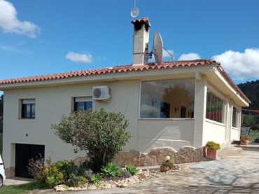 Casa rústica amb jardí en venda a Urbanitzacions