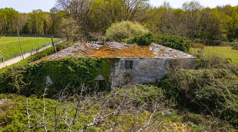 Casa rústica a rehabilitar con finca edificable en Outeiro de Rei