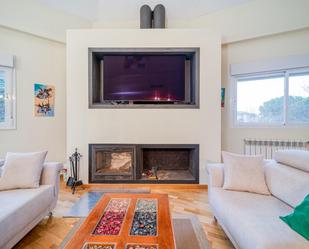 Sala d'estar de Casa adosada en venda en Torrelodones amb Aire condicionat, Calefacció i Jardí privat