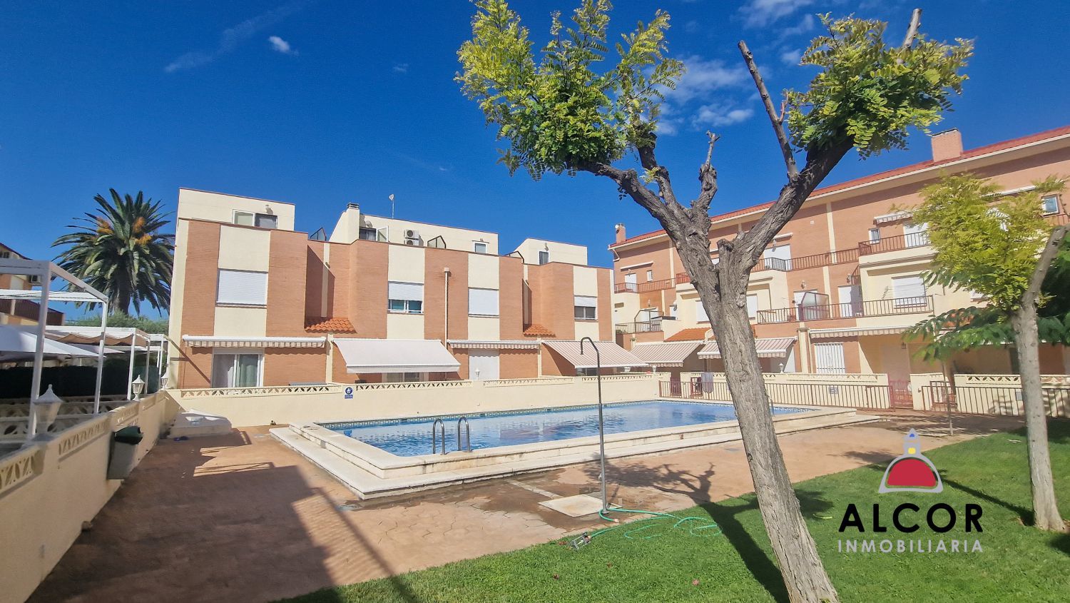 Vista exterior de Casa adosada en venda en Benicarló amb Aire condicionat, Terrassa i Traster