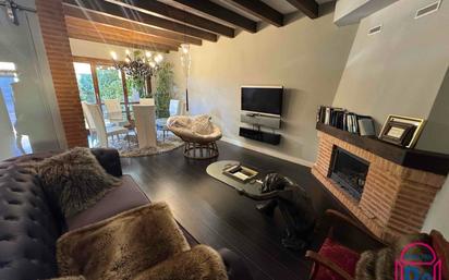 Living room of Single-family semi-detached for sale in Valverde de la Virgen  with Heating, Private garden and Terrace