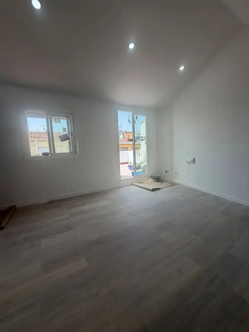 Schlafzimmer von Dachboden zum Verkauf in Mataró mit Parkett, Terrasse und Ofen