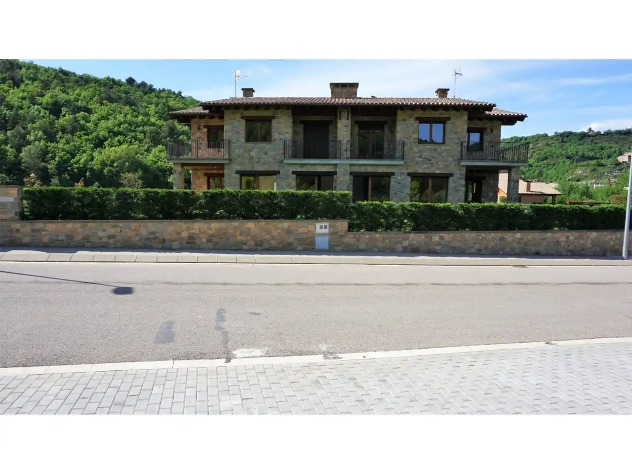 Vista exterior de Casa adosada de lloguer en Santa Eulàlia de Riuprimer amb Calefacció, Jardí privat i Terrassa