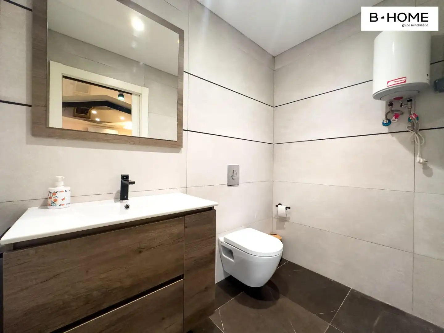 Bathroom of Office for sale in Alcorcón  with Air Conditioner and Heating