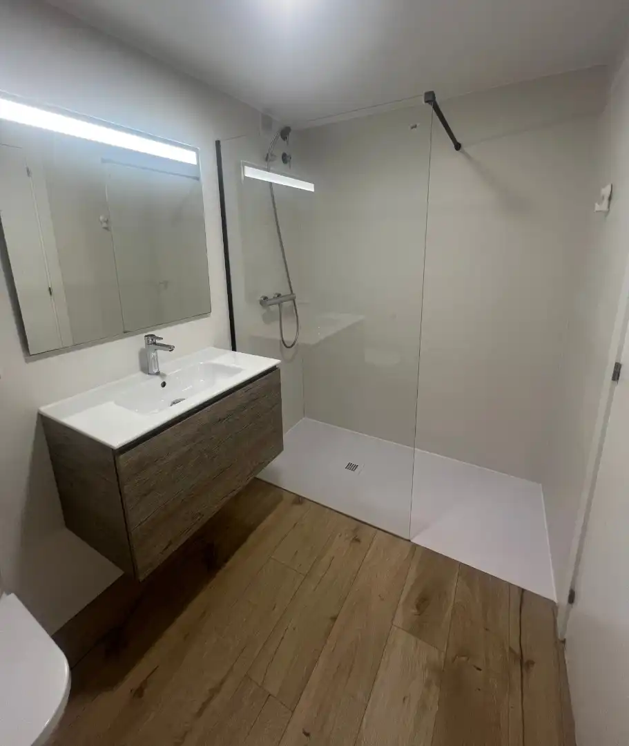 Badezimmer von Einfamilien-Reihenhaus zum Verkauf in Castellbisbal mit Heizung, Privatgarten und Parkett