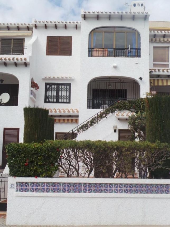 Vista exterior de Casa adosada en venda en Orihuela amb Jardí privat, Terrassa i Traster