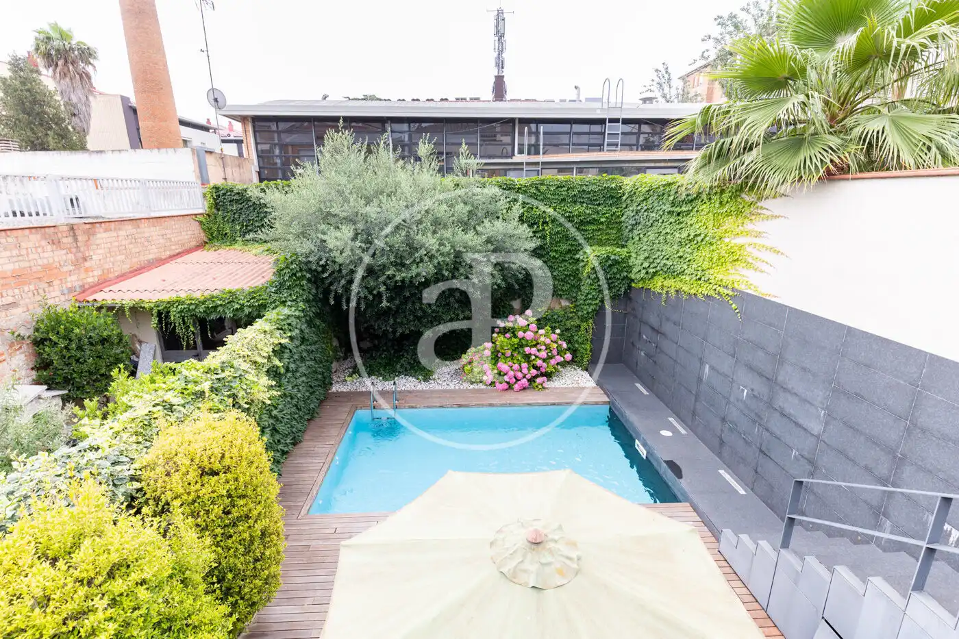 Piscina de Casa adosada en venda en Sabadell amb Aire condicionat, Calefacció i Jardí privat