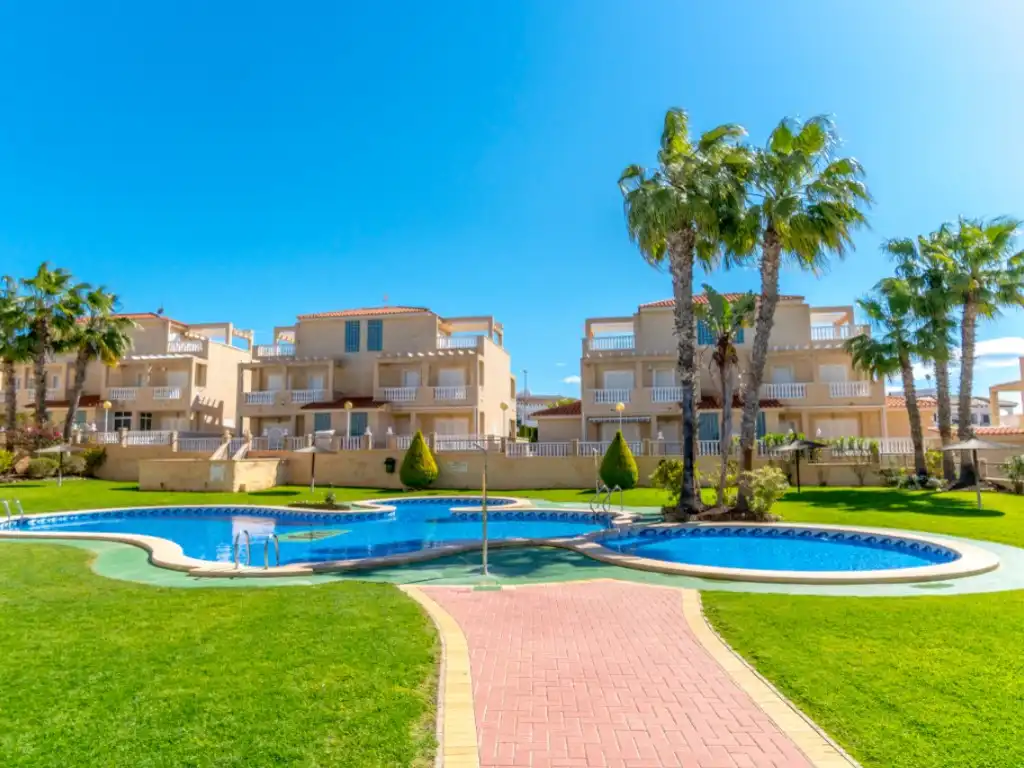 Vista exterior de Casa o xalet en venda en Orihuela amb Aire condicionat, Jardí privat i Piscina comunitària
