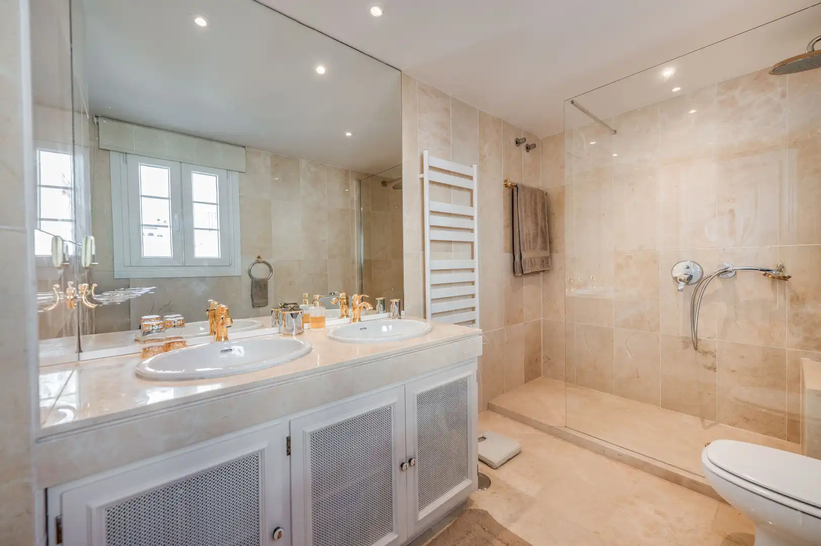 Baño de Casa adosada en venta en Marbella con Aire acondicionado, Terraza y Piscina