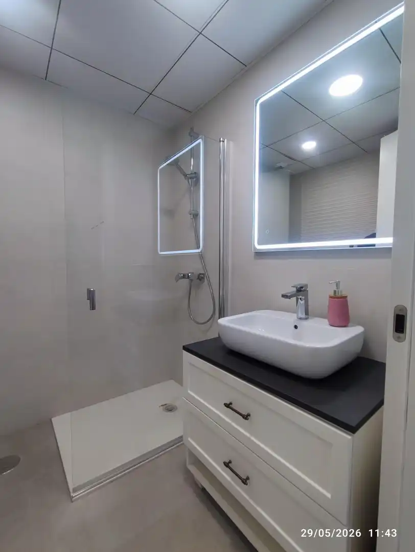 Baño de Piso de alquiler en Almería con Aire acondicionado, Calefacción y Jardín privado