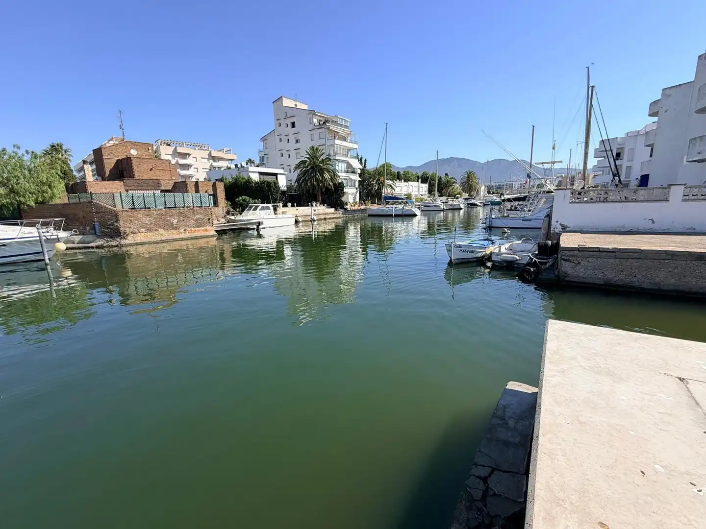 Vista exterior de Estudi en venda en Roses amb Calefacció, Terrassa i Moblat