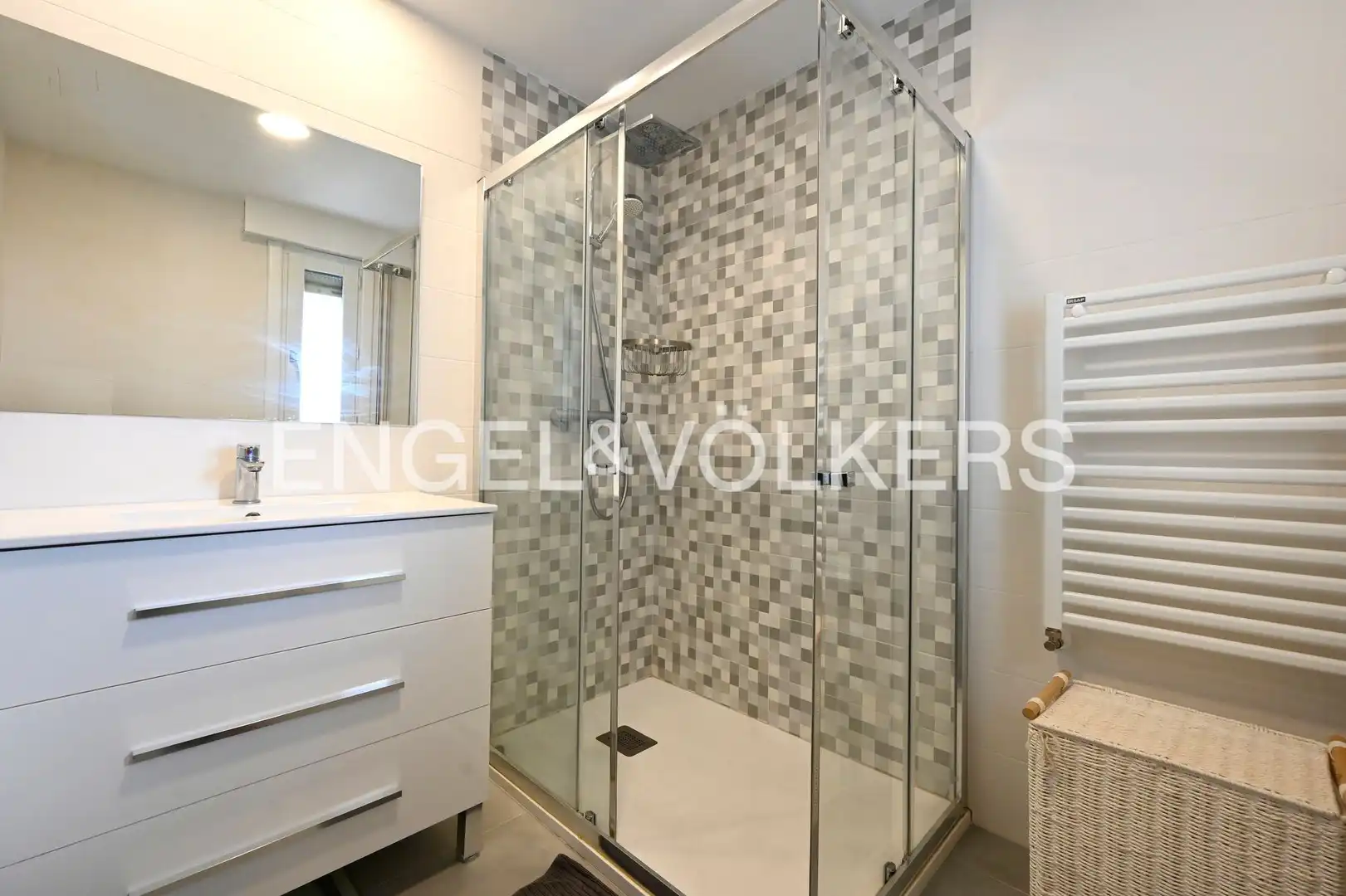Badezimmer von Wohnung zum Verkauf in Santander mit Heizung, Privatgarten und Abstellraum