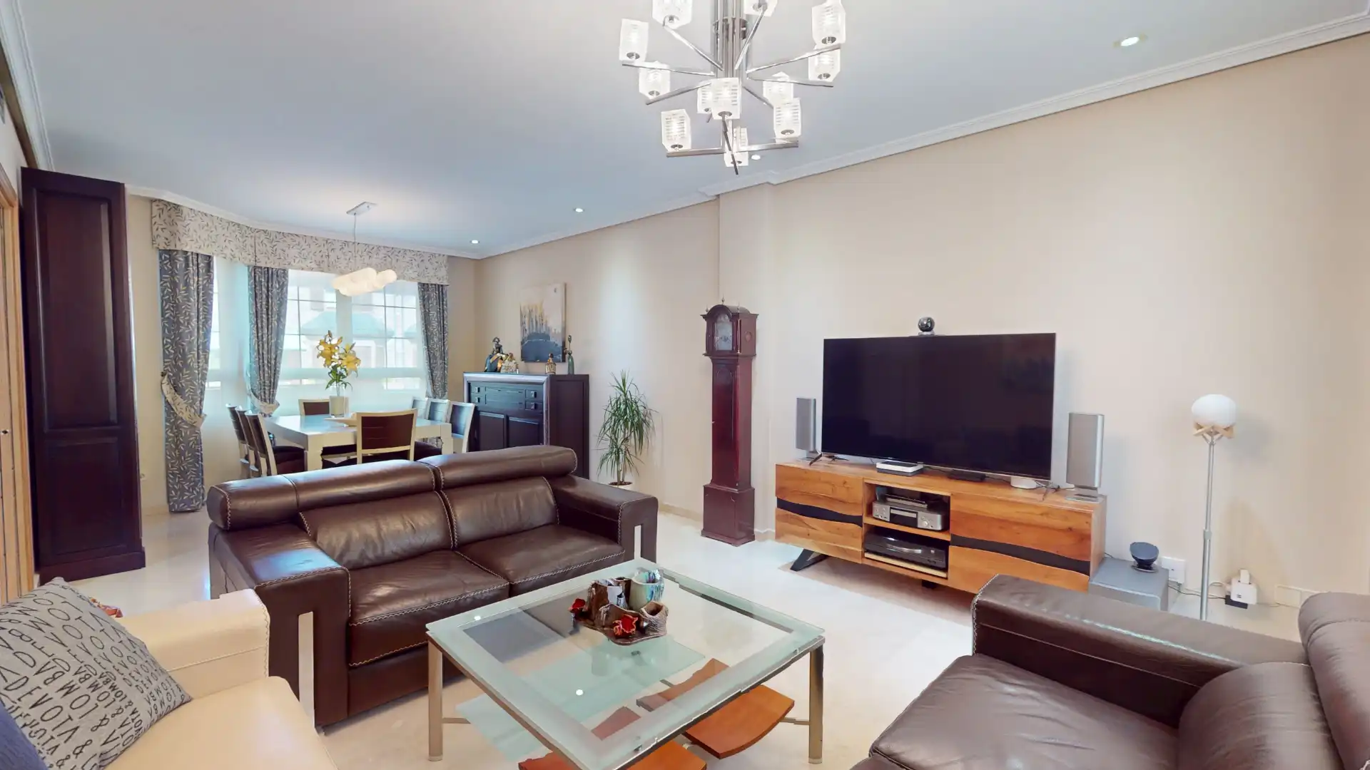 Sala de estar de Casa adosada en venta en Boadilla del Monte con Aire acondicionado, Calefacción y Jardín privado