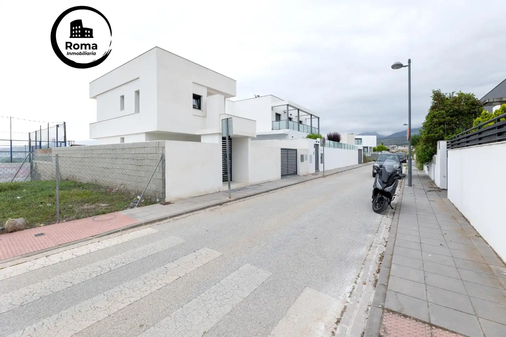Vista exterior de Casa o xalet en venda en La Zubia amb Terrassa i Piscina