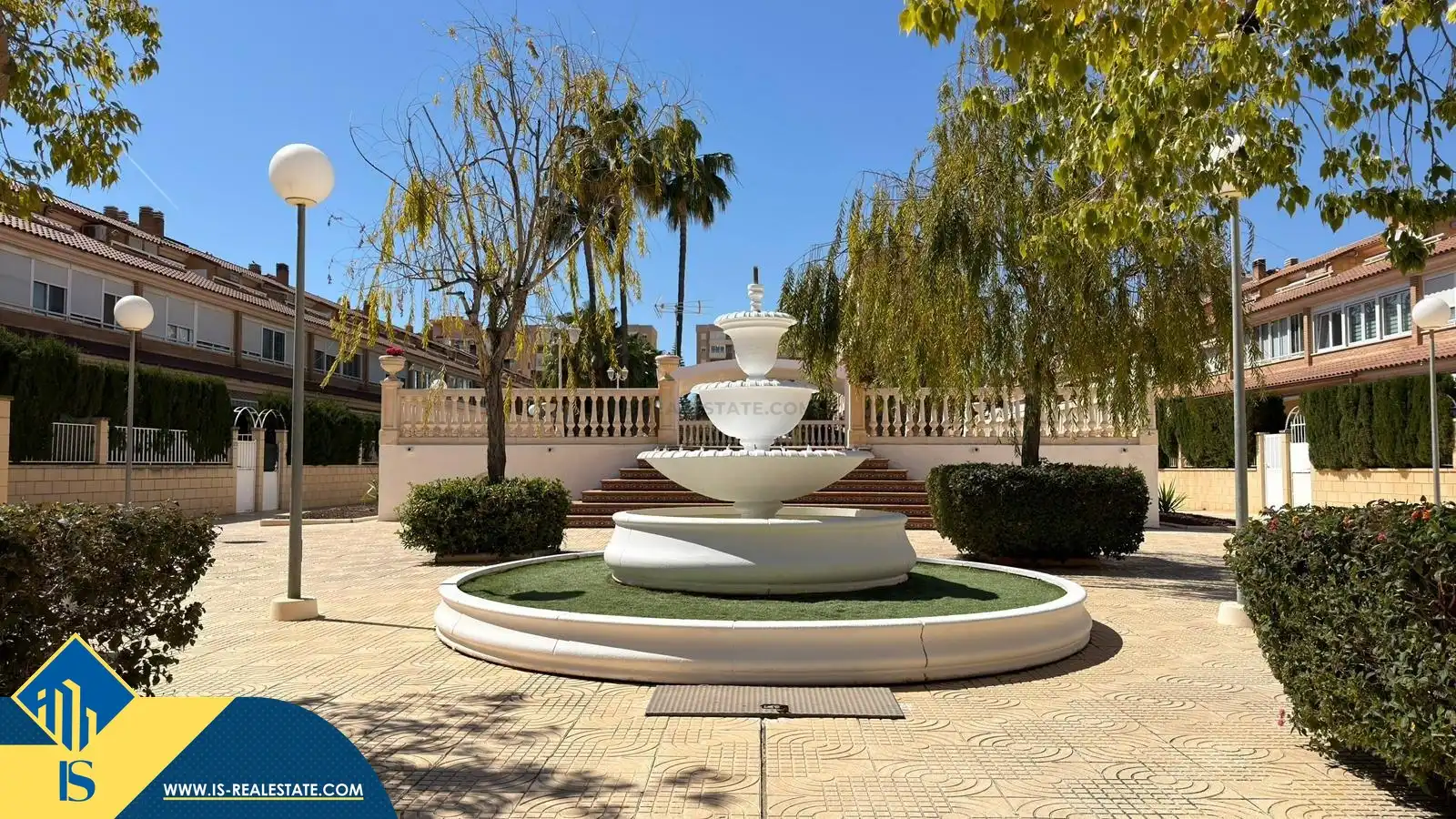 Vista exterior de Casa o xalet en venda en Alicante / Alacant amb Terrassa, Moblat i Piscina comunitària