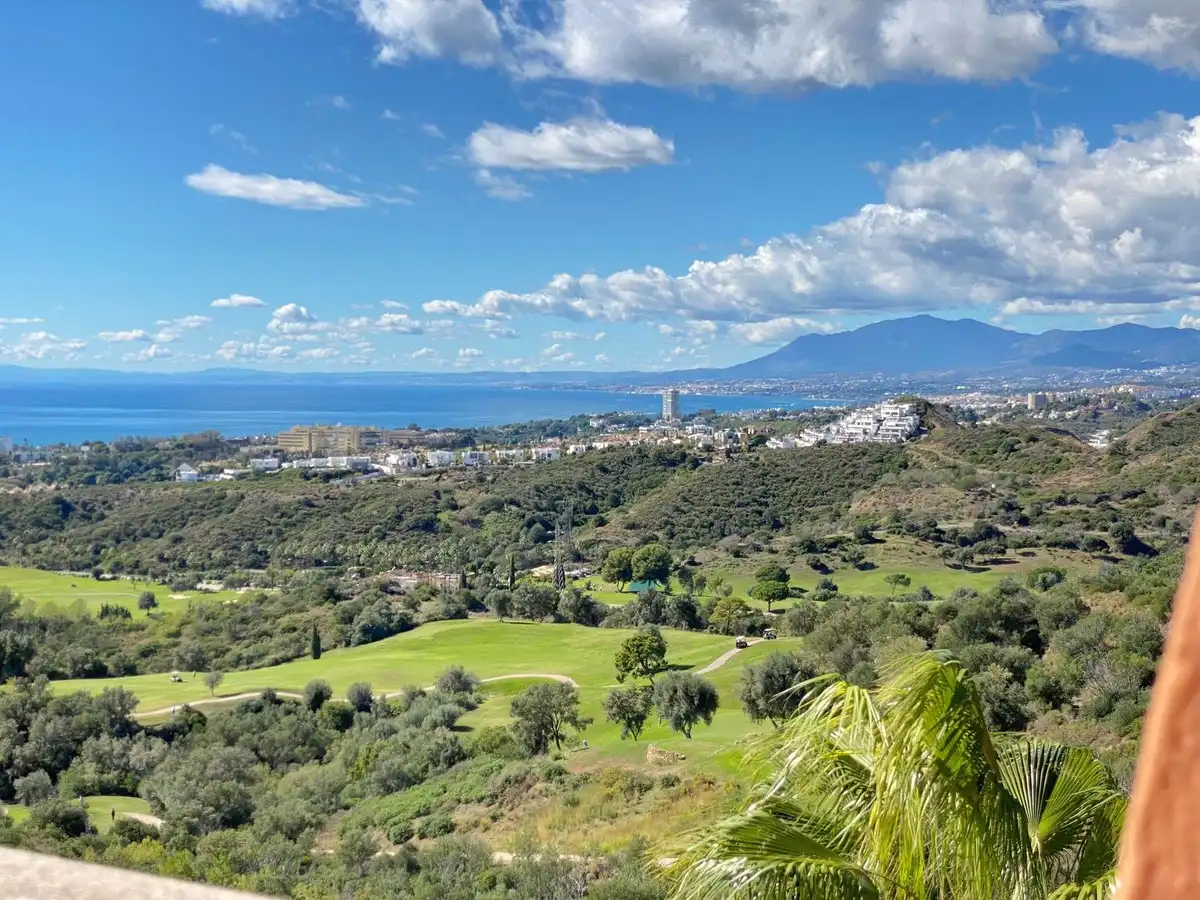 Vista exterior de Àtic en venda en Marbella amb Terrassa, Traster i Alarma
