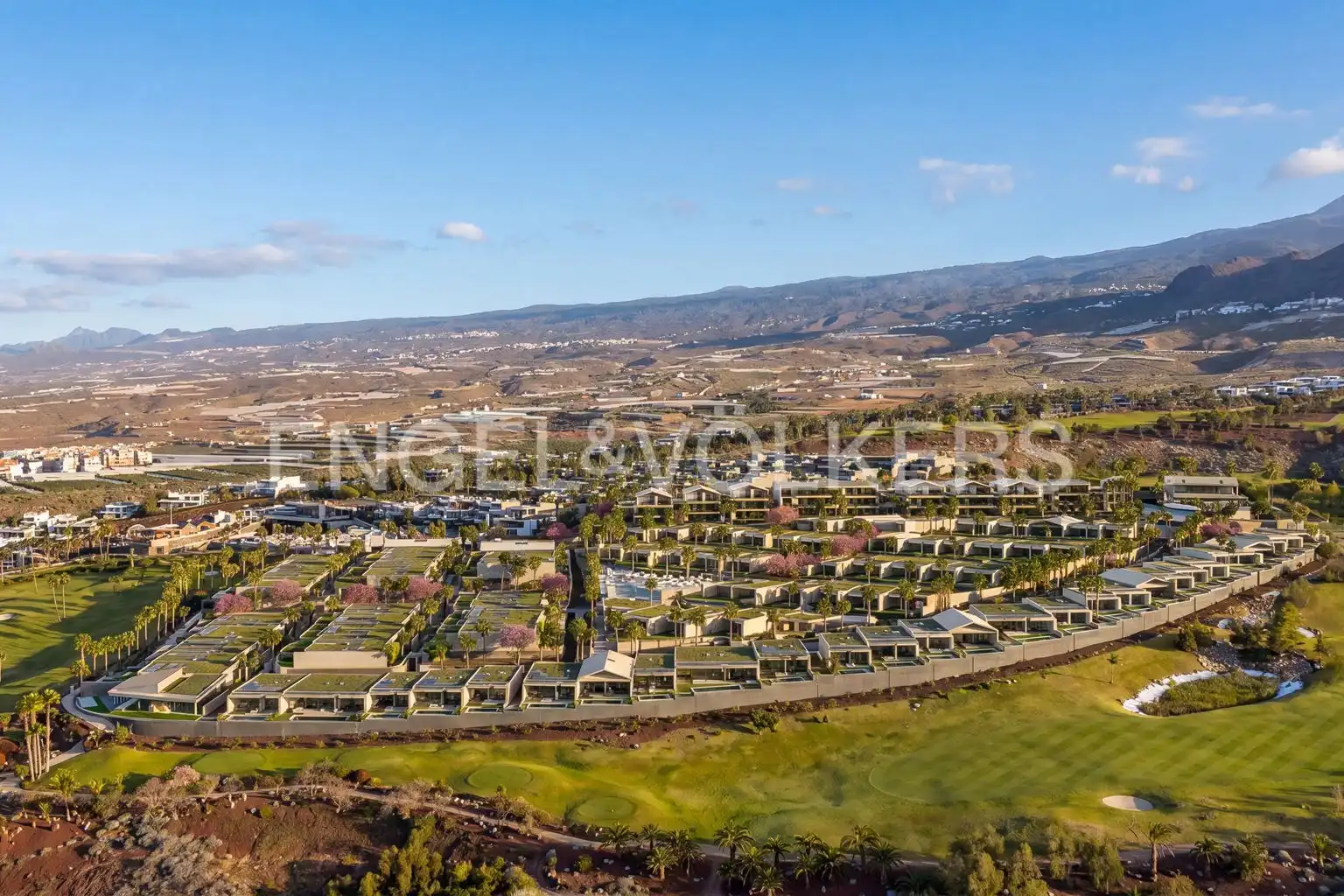 Vista exterior de Casa o xalet en venda en Guía de Isora amb Aire condicionat, Terrassa i Piscina