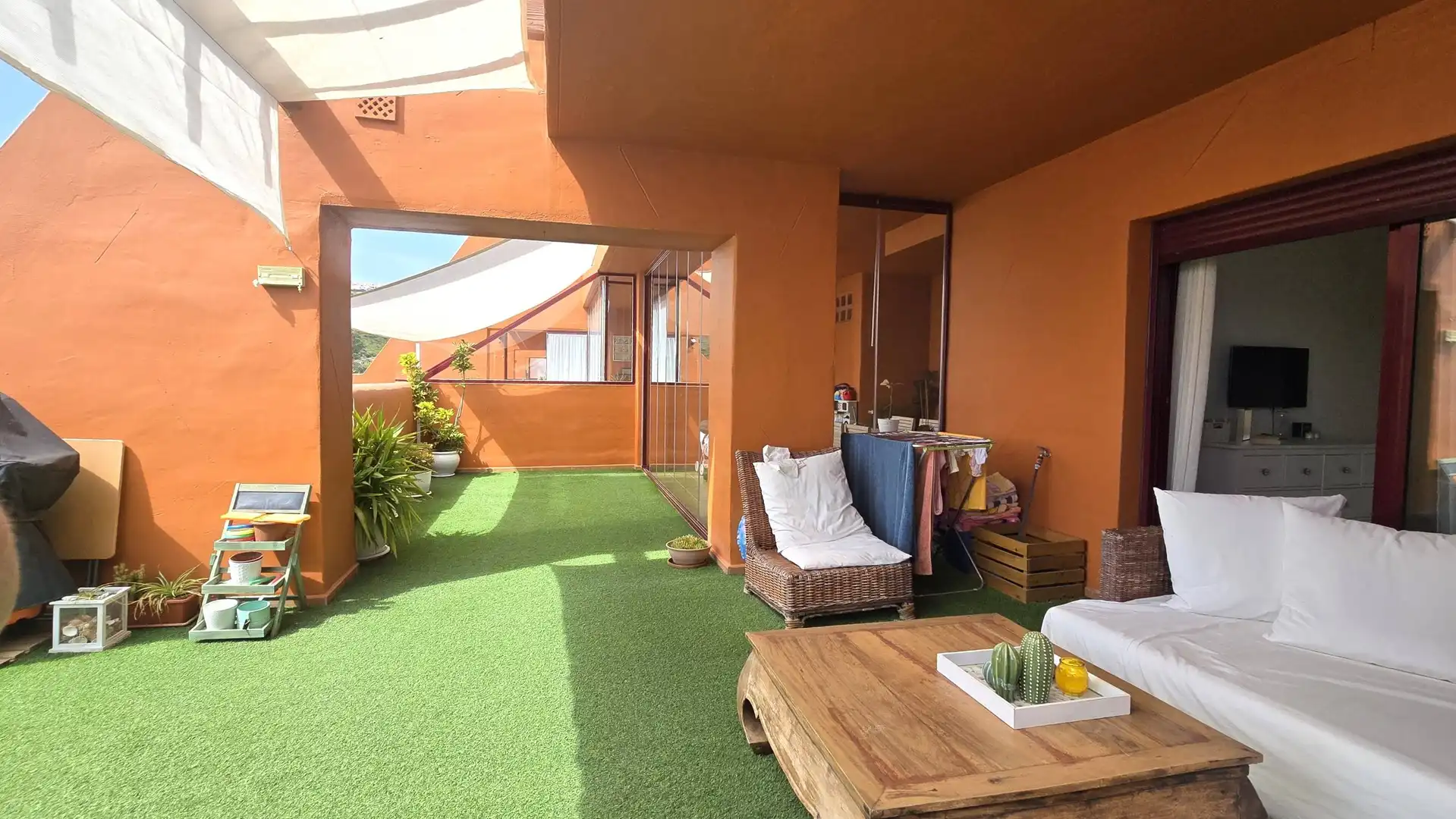 Terrasse von Wohnungen zum Verkauf in Manilva mit Klimaanlage, Privatgarten und Terrasse