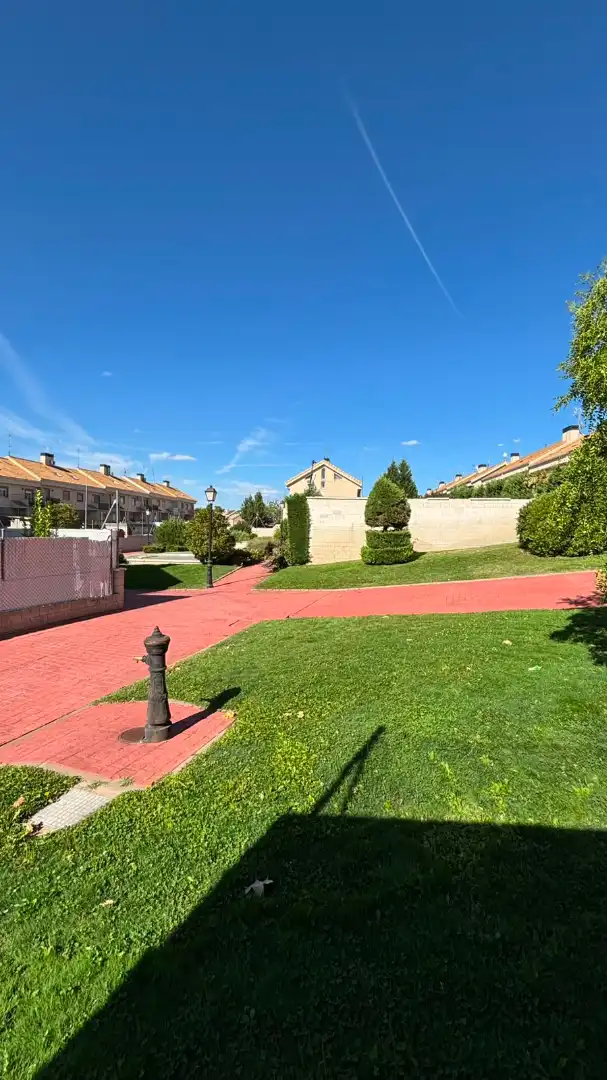Vista exterior de Casa adosada en venta en Seseña con Calefacción, Jardín privado y Terraza