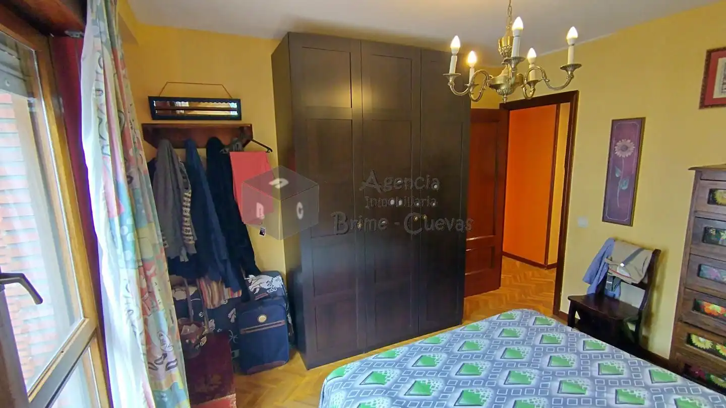 Dormitori de Pis en venda en Oviedo  amb Calefacció i Terrassa