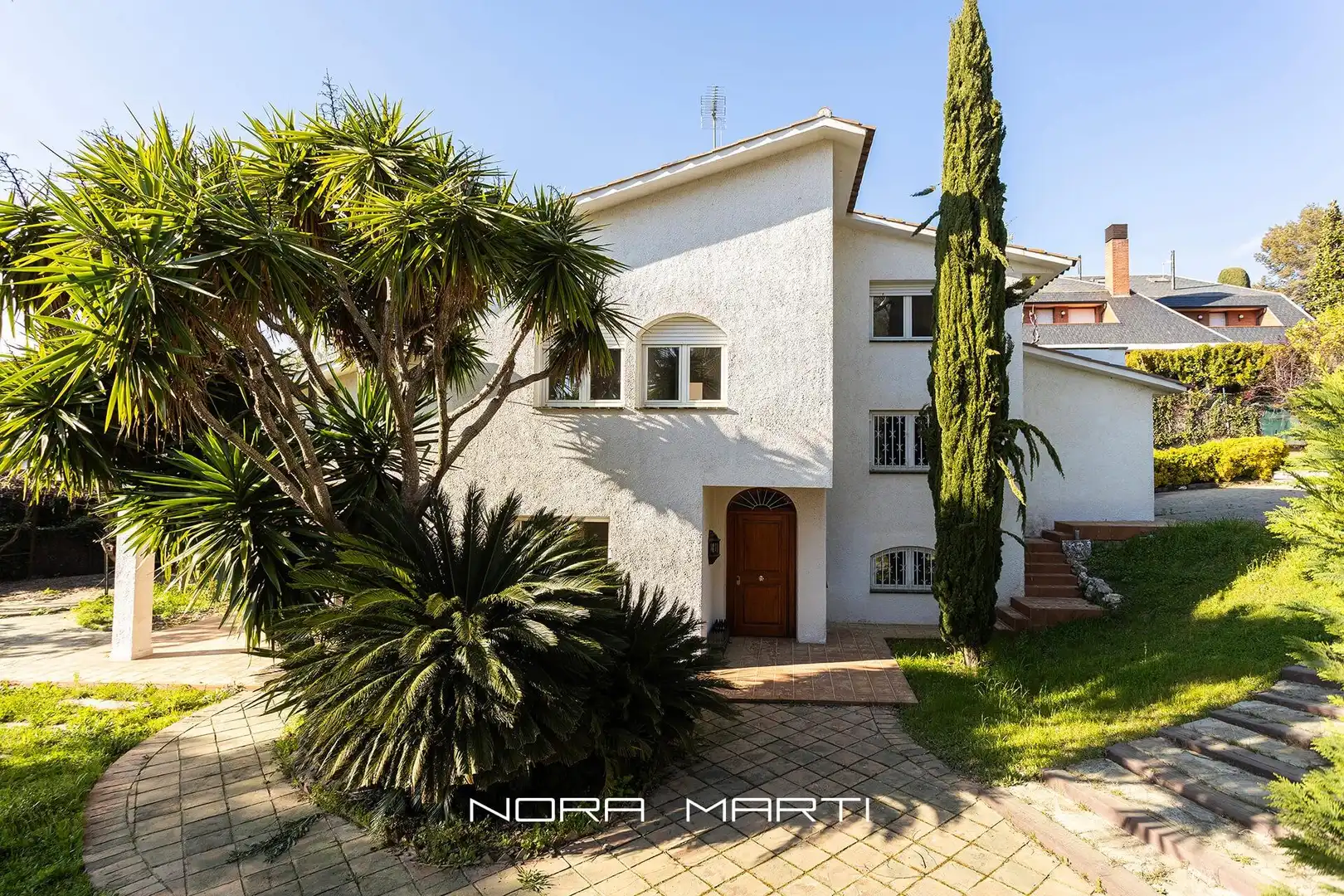 Vista exterior de Casa o xalet en venda en Cerdanyola del Vallès amb Jardí privat, Terrassa i Alarma