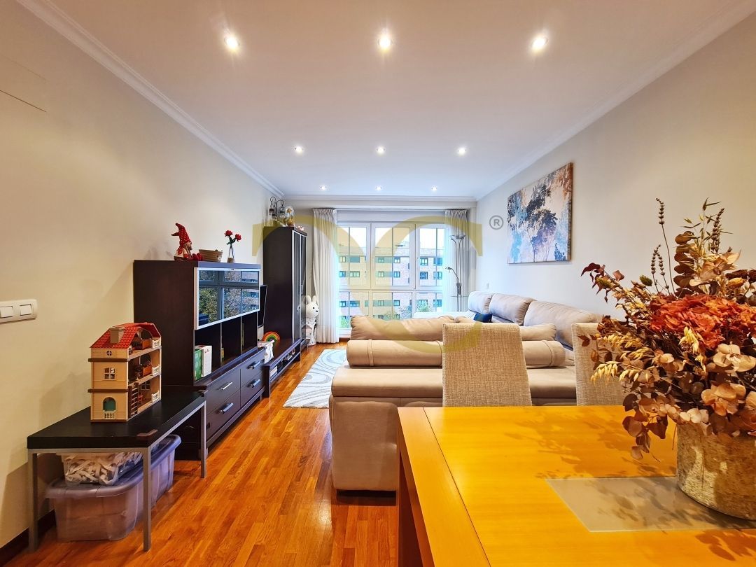 Sala d'estar de Pis en venda en Gijón  amb Calefacció, Jardí privat i Traster