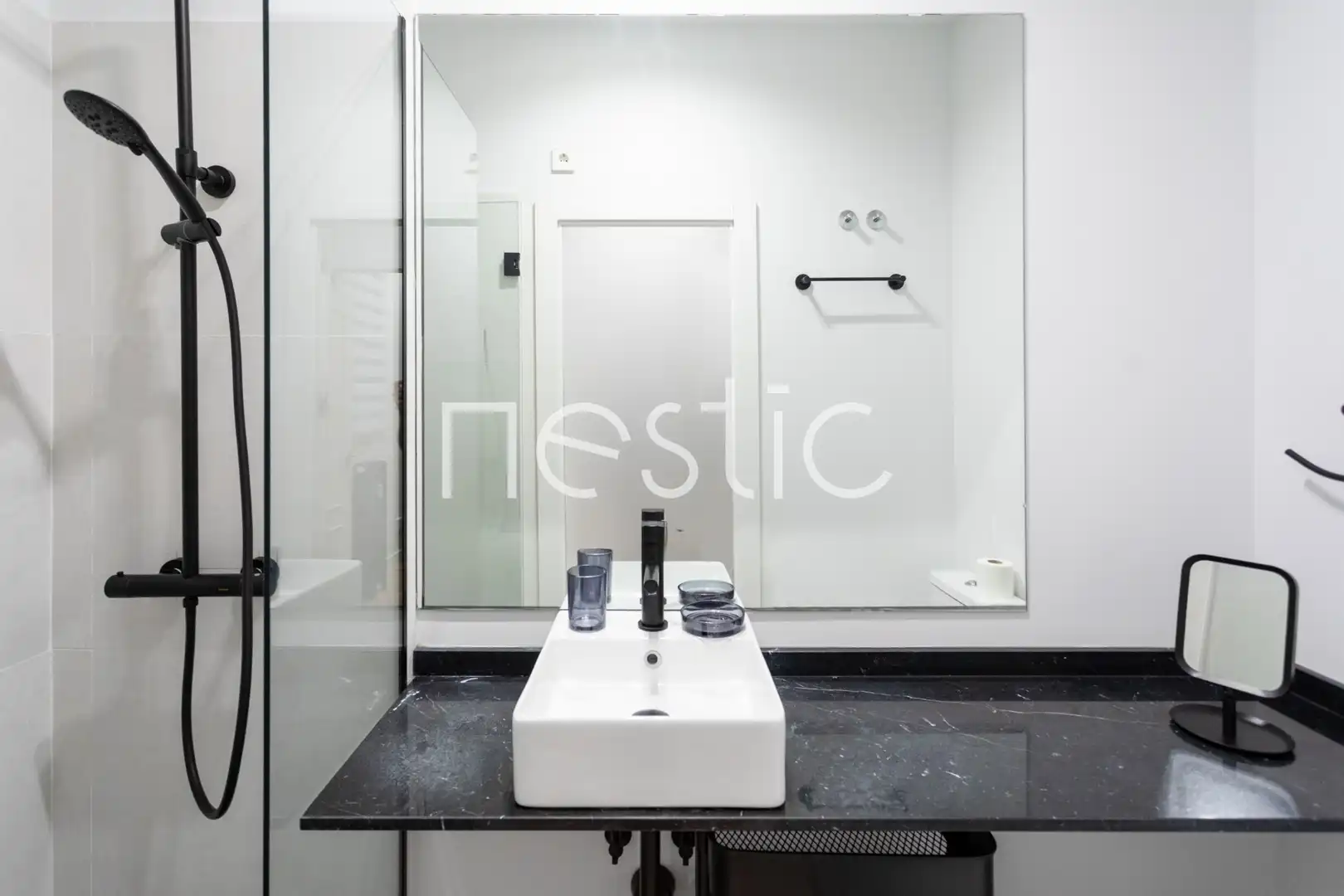 Bany de Apartament de lloguer en Madrid amb Aire condicionat, Calefacció i Moblat