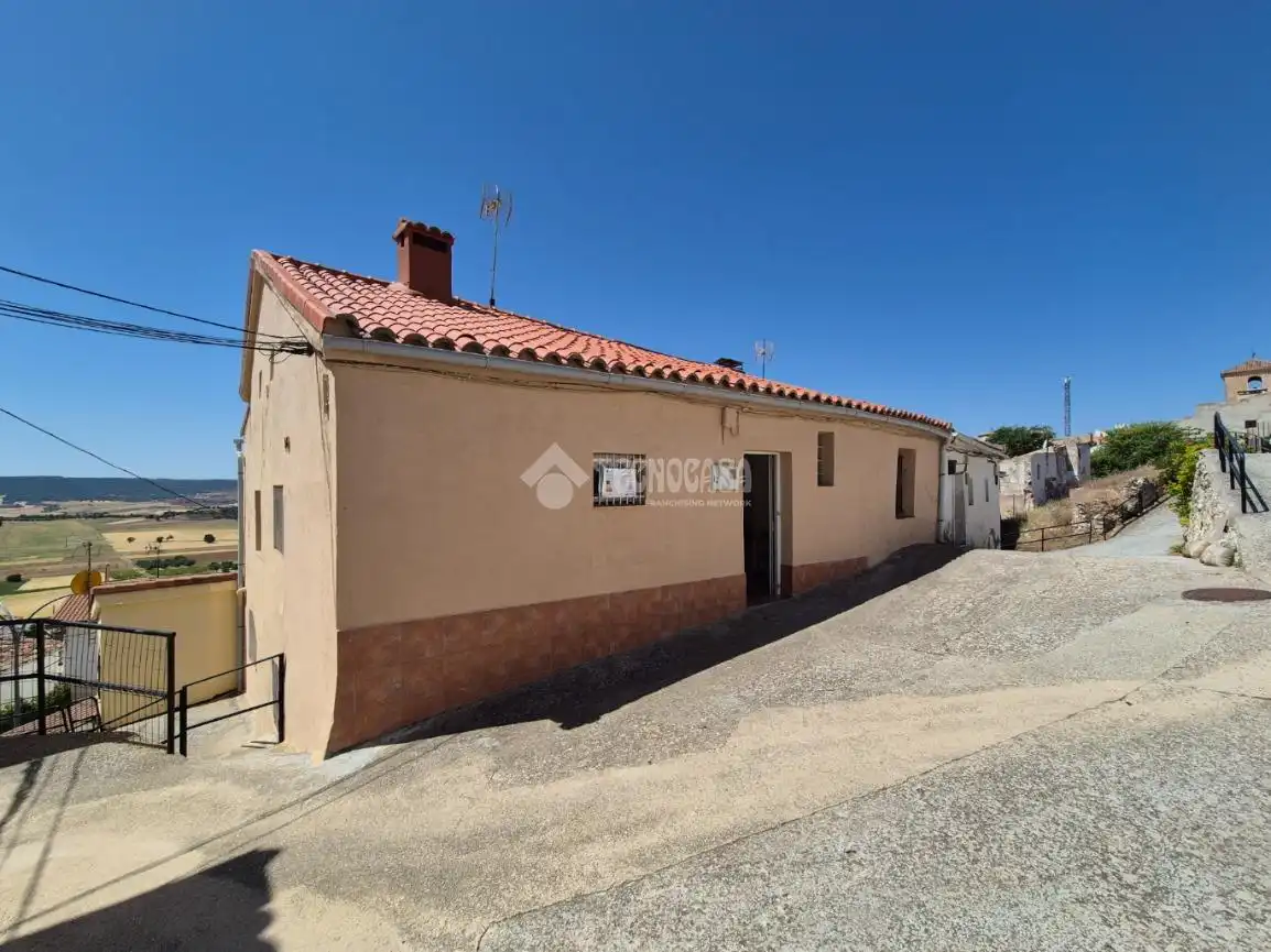 Außenansicht von Einfamilien-Reihenhaus zum Verkauf in Cendejas de la Torre mit Heizung und Terrasse