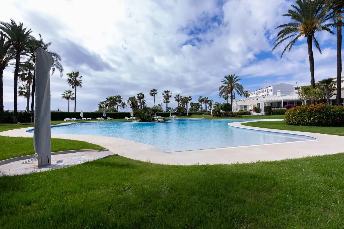 Schwimmbecken von Erdgeschoss zum Verkauf in Marbella mit Klimaanlage, Privatgarten und Terrasse